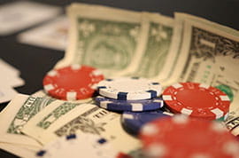 Jetons de casino et billets en dollars