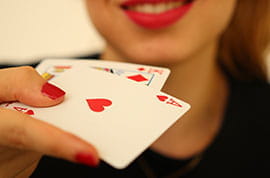 Main de carte à jouer